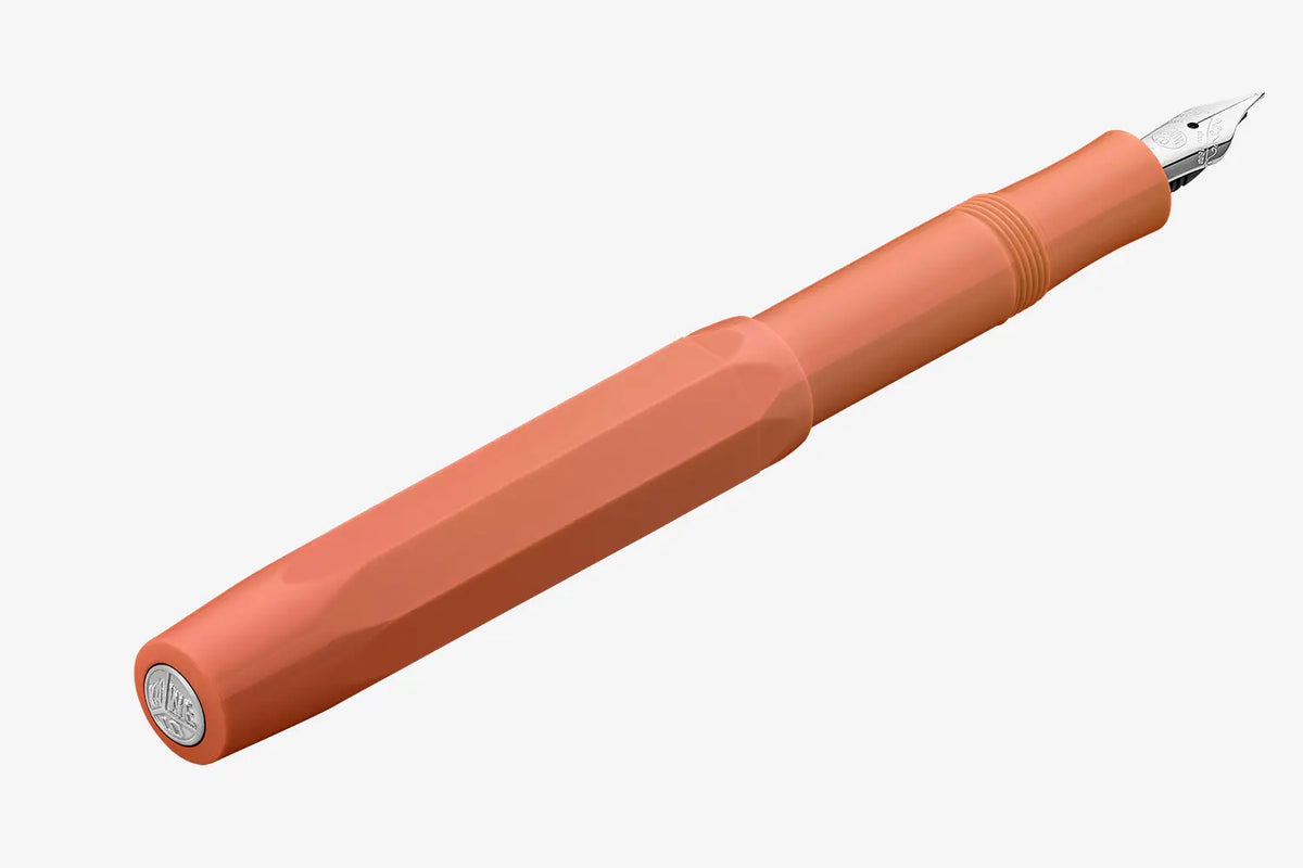 Kaweco_Skyline_FP_Fox-FP-geoeffnet-kappe-steckt-hinten-auf-dem-Fueller-seitliche-Ansicht-von-der-kappe-aus