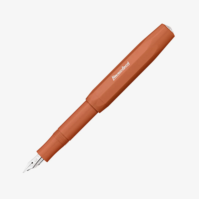 Kaweco_Skyline_FP_Fox-FP-geoeffnet-kappe-steckt-hinten-auf-dem-Fueller