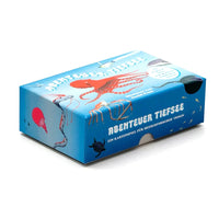Schaetzspiel-Laurence-king-verlag-Abenteuer-Tiefsee-Ein-Kartenspiel-fuer-Meeresforscherinnen-Ab-_6-_Jahren-verpackung-cover-seitlich-
von-vorn