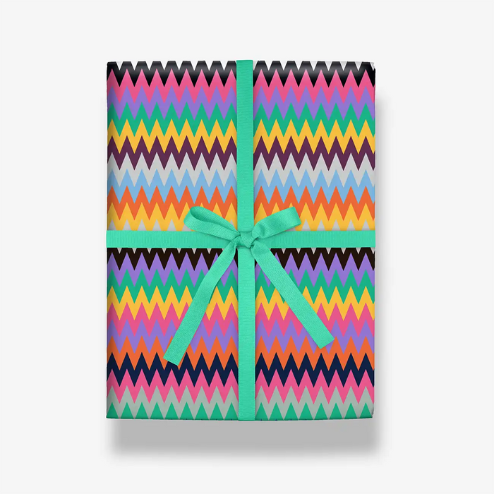 Lagom-Geschenkpapierrolle-70cm-x3m-Zacken-RolleProduktansicht-als-Geschenk-verpackt