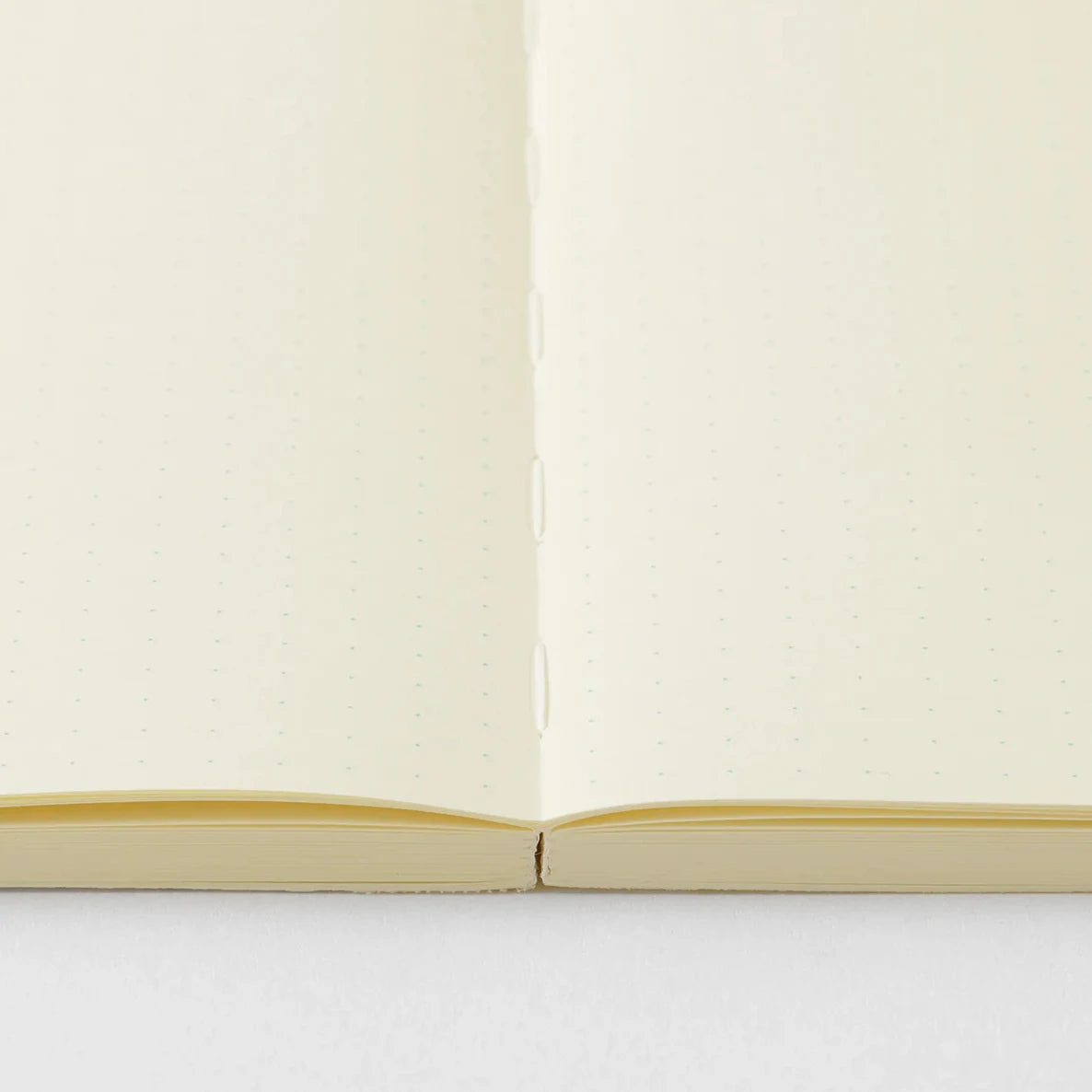 MD-Notebook-A5-dot-grid-minimalistisch-MD-Paper-Japan-Fadenheftung-176-seiten-Innenansicht-Dot-grid-zoom-FAdenheftung