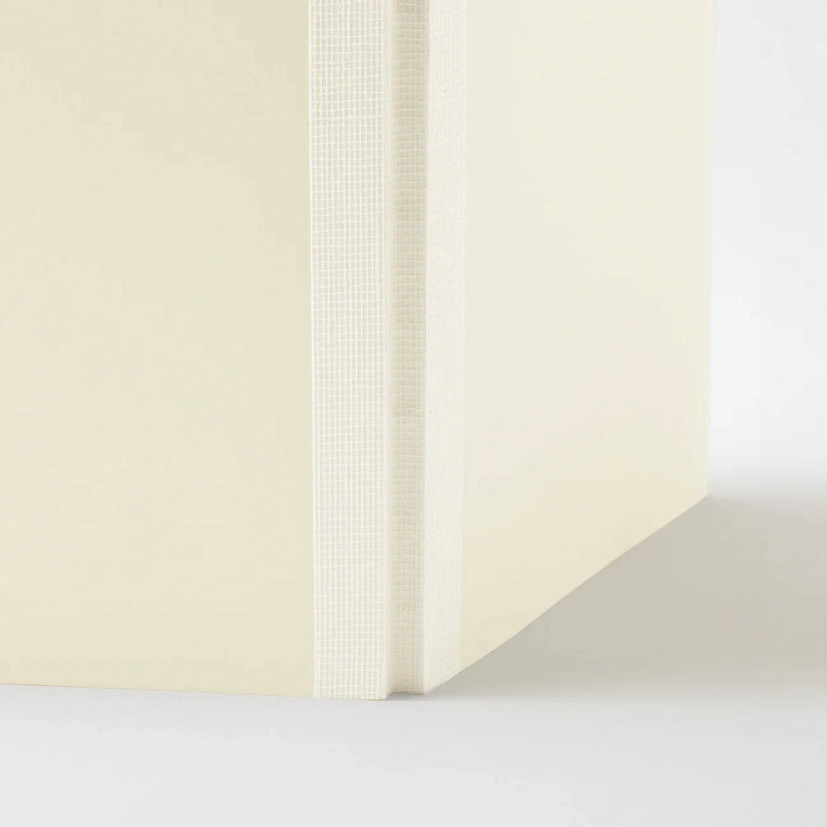 MD-Notebook-A5-dot-grid-minimalistisch-MD-Paper-Japan-Fadenheftung-176-seiten-Rueckenansicht