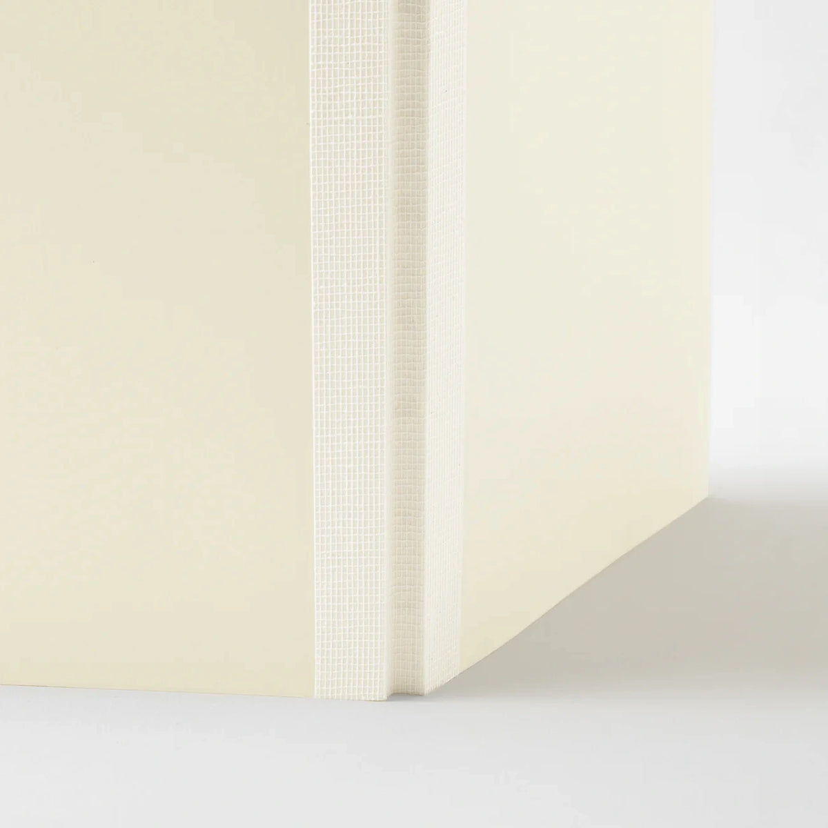MD-Notebook-Notizbuch-A6-176-Seiten-blank-minimalistisch-Fadenheftung-MD-Paper-Aufgeschlagen-Rueckansicht