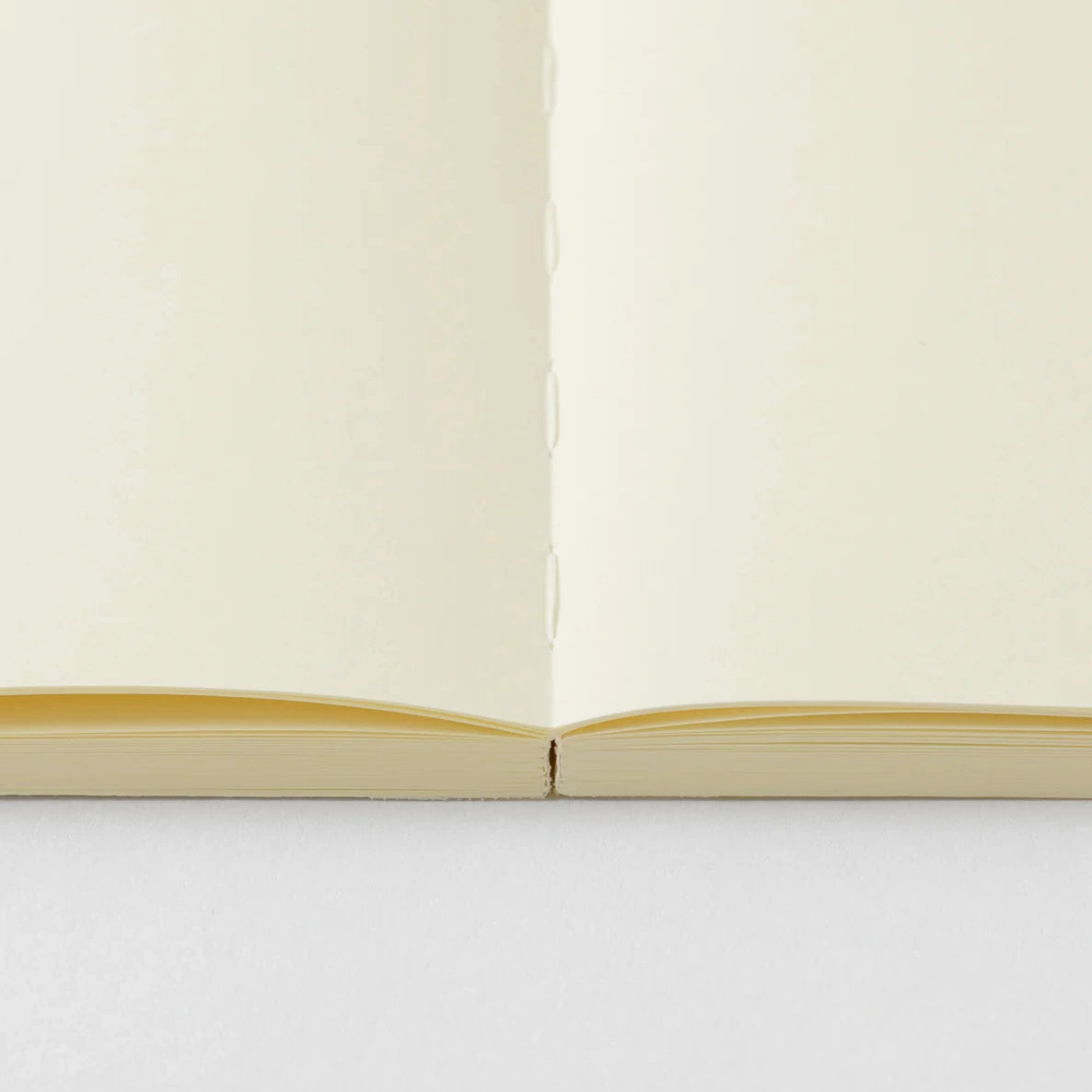 MD-Notebook-Notizbuch-A6-176-Seiten-blank-minimalistisch-Fadenheftung-MD-Paper-Aufgeschlagen-zoomansicht-Heftung