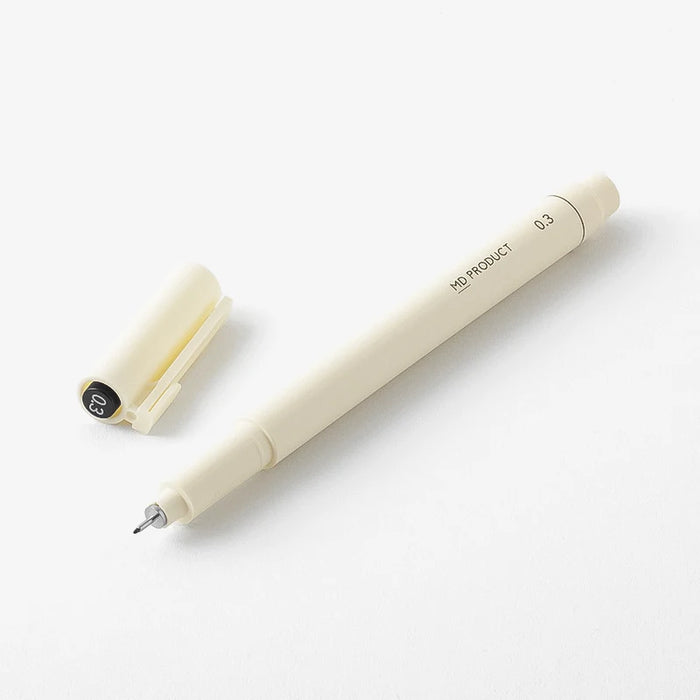 Midori-MD-Drawing-Pen-Fineliner-03mm-schwarz-wasserfest-Stift-geoeffnet-mit-KAppe-seitliche-Ansicht