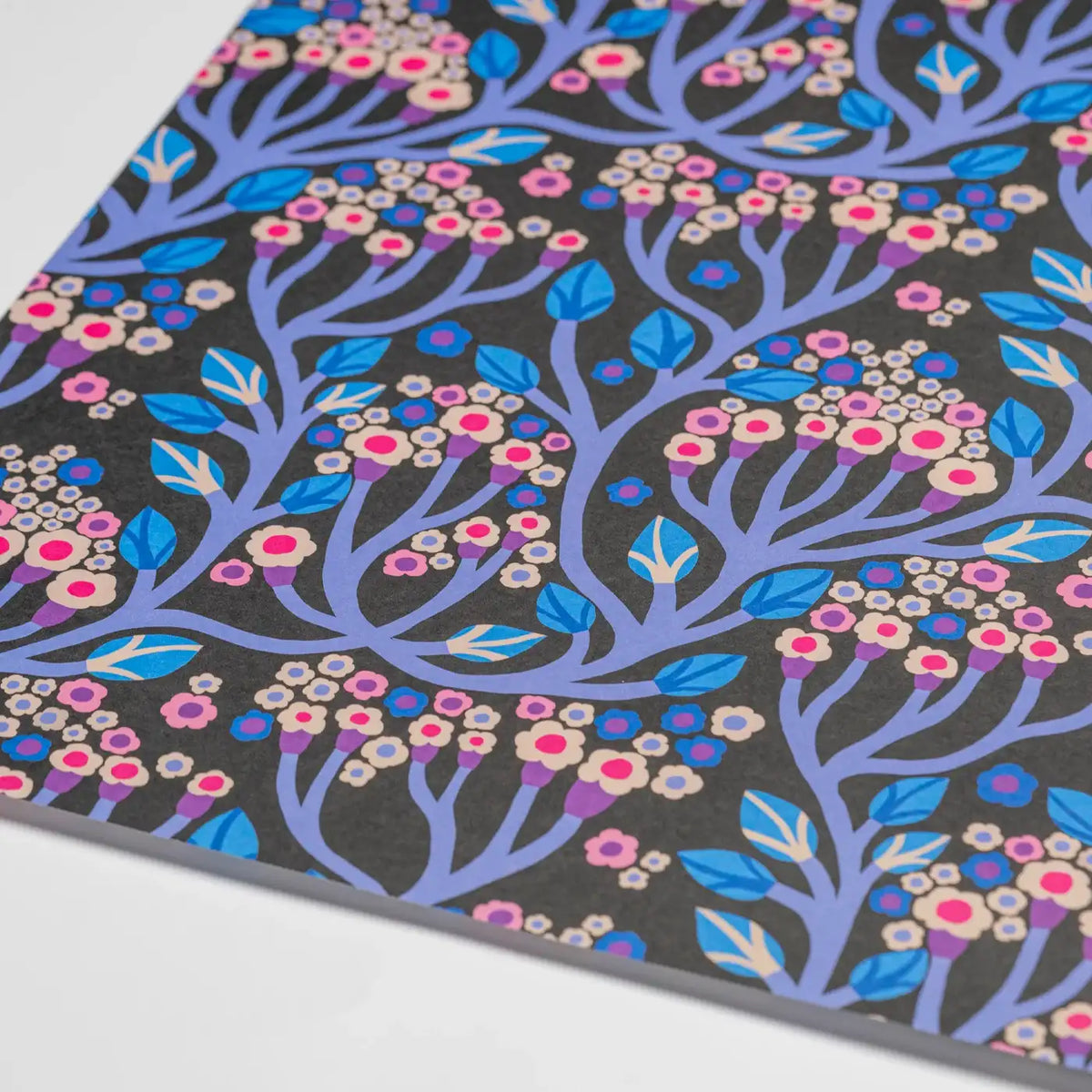Geschenkpapier-Monika_-Forsberg-Format-50x70cm-Bergius-_Blue-_Floral-_Vine-Produkansicht-Beispielfoto-zoom