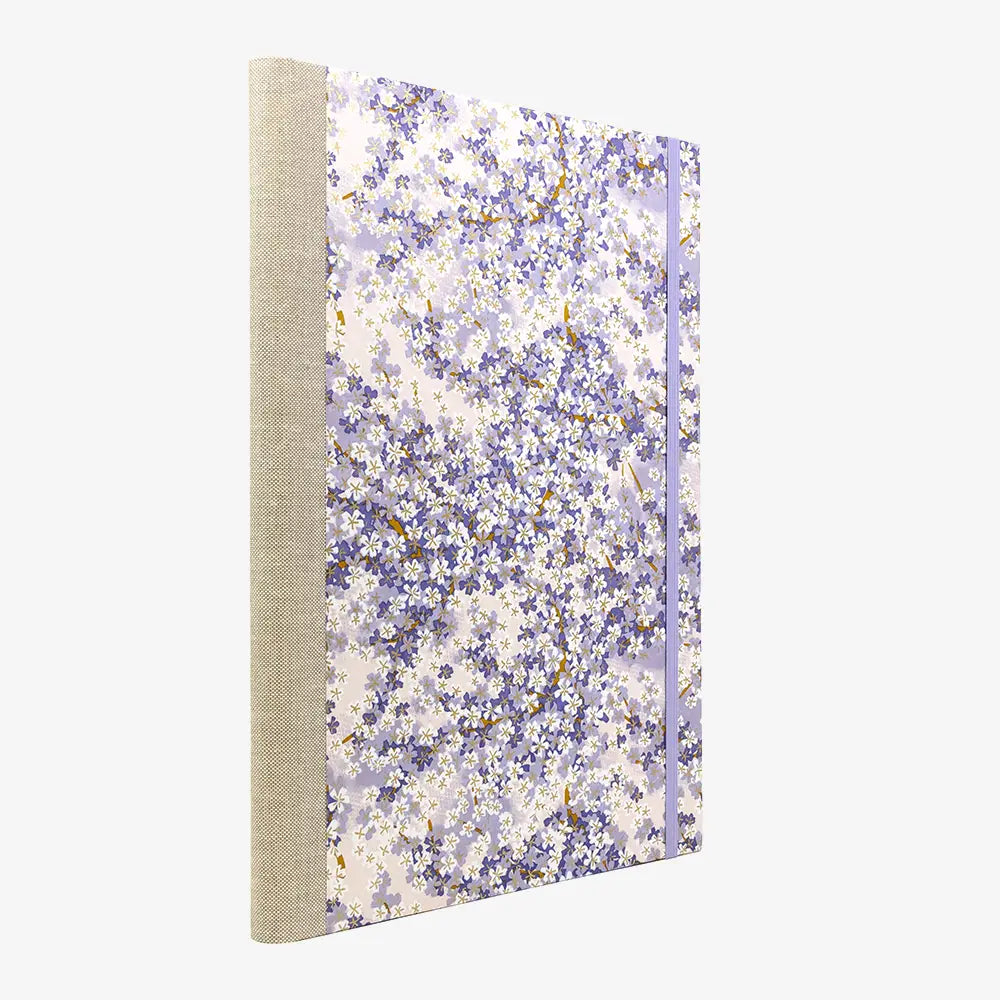 Notizbuch-A4-liniert-160Seiten-Cover-chiyogami-Motiv-kleine-Pflaumenblüte
-seitlich-von-hinten