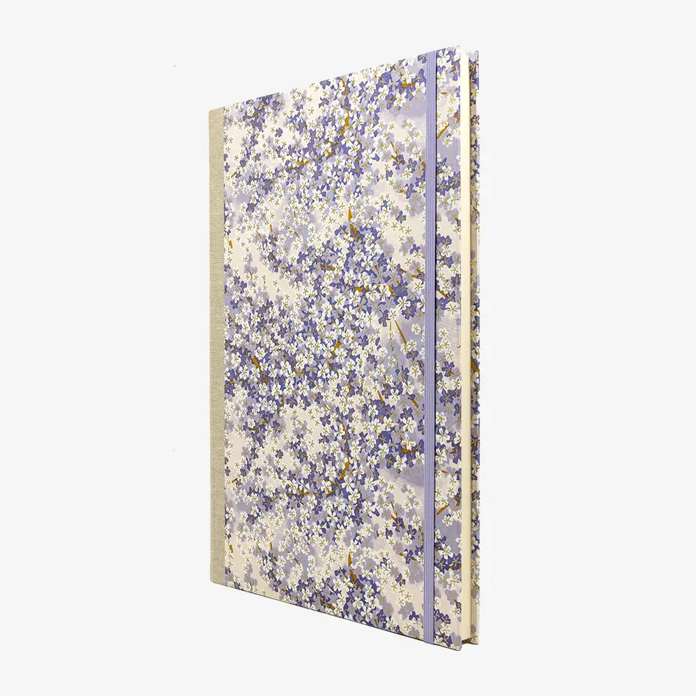 Notizbuch-A4-liniert-160Seiten-Cover-chiyogami-Motiv-kleine-Pflaumenblüte-seitlich-von-vorn