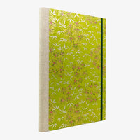 Notizbuch-A4-liniert-160Seiten-Cover-chiyogami-Motiv-Kiefern-gold-silber-auf-gruen-seitlich-von-hinten