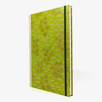 Notizbuch-A4-liniert-160Seiten-Cover-chiyogami-Motiv-Kiefern-gold-silber-auf-gruen-seitlich-von-vorn