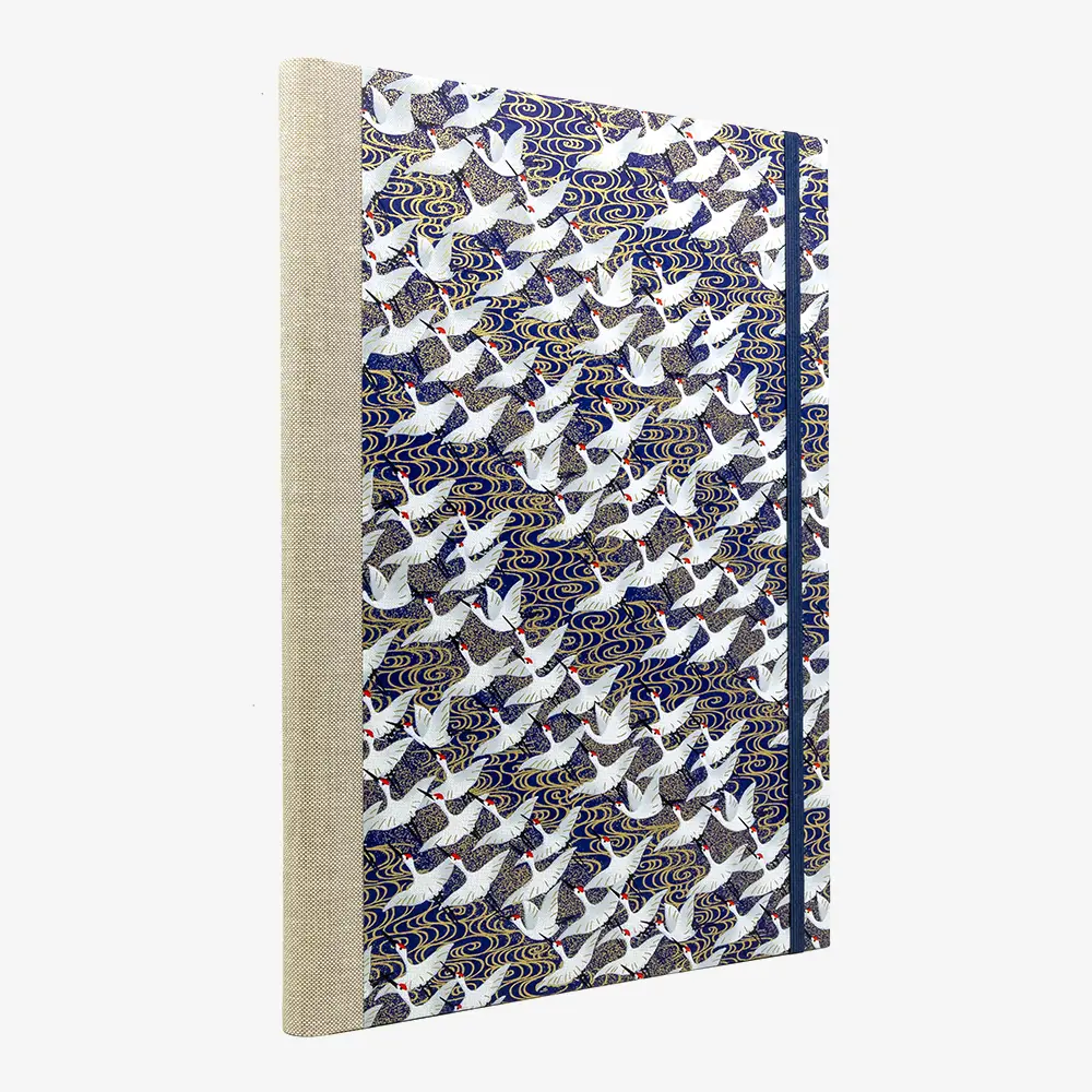 Notizbuch-A4-liniert-160Seiten-Cover-chiyogami-Motiv-Kraniche-auf-blau-seitlich-von-hinten