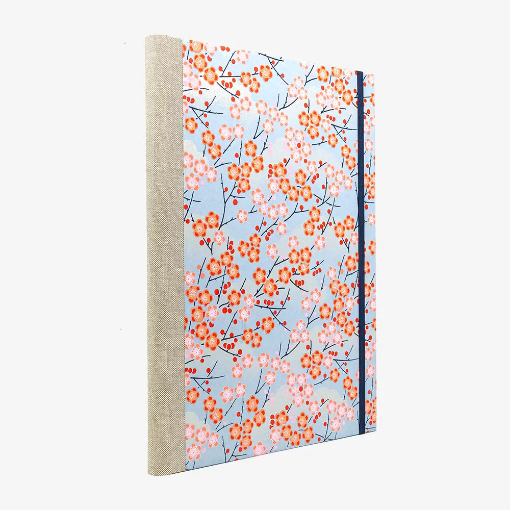 Notizbuch-A4-liniert-160Seiten-Cover-chiyogami-Motiv-Pflaumenblueten-pink-auf-hellblau-seitlich-von-hinten
