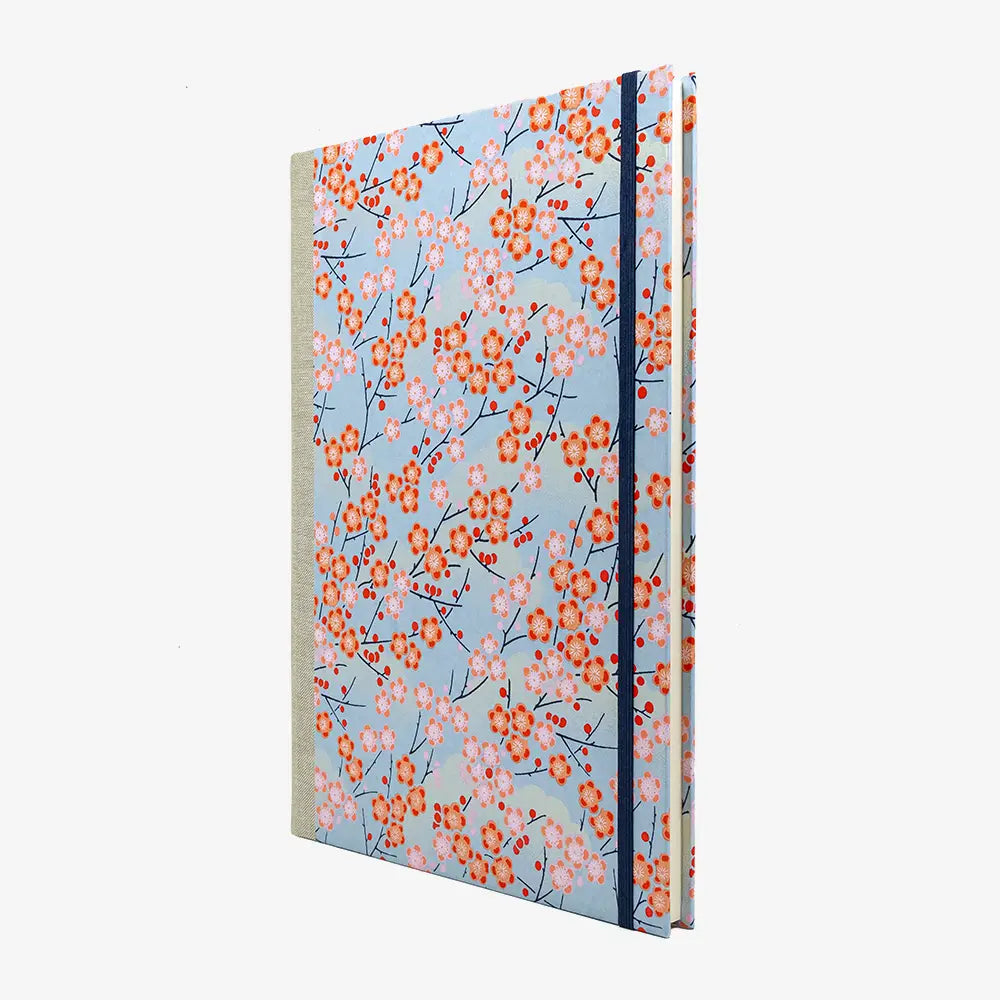 Notizbuch-A4-liniert-160Seiten-Cover-chiyogami-Motiv-Pflaumenblueten-pink-auf-hellblau-seitlich-von-vorn
