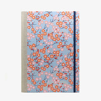 Notizbuch-A4-liniert-160Seiten-Cover-chiyogami-Motiv-Pflaumenblueten-pink-auf-hellblau-von-vorn