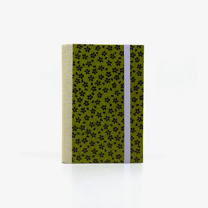 Notizbuch-blanko-9x14cm-224seiten-cover-mit-Lackpapier-Motiv-SCHWARze-blumen-auf-gruen-vorn