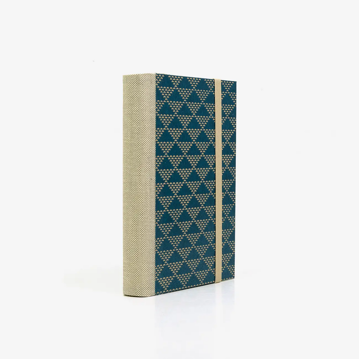 Notizbuch-blanko-9x14cm-224seiten-cover-mit-Lackpapier-Motiv-dreieckspattern-dotted-beige-blau-Pattern-seitlich-hinten