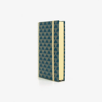 Notizbuch-blanko-9x14cm-224seiten-cover-mit-Lackpapier-Motiv-dreieckspattern-dotted-beige-blau-Pattern-seitlich-vorn
