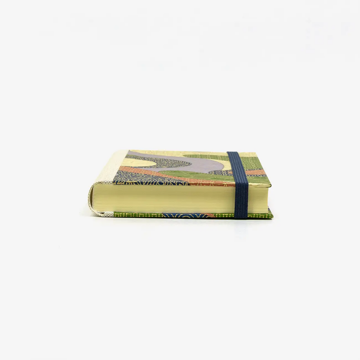 Notizbuch-blanko-9x14cm-224seiten-cover-mit-chiyogami-Motiv-Colourshapes-with-golden-Pattern-liegend-vorn