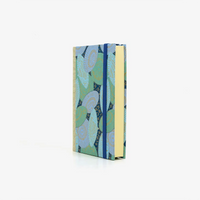 Notizbuch-blanko-9x14cm-224seiten-cover-mit-chiyogami-Motiv-Sonnenschirme-blau-Seitlich-vorn
