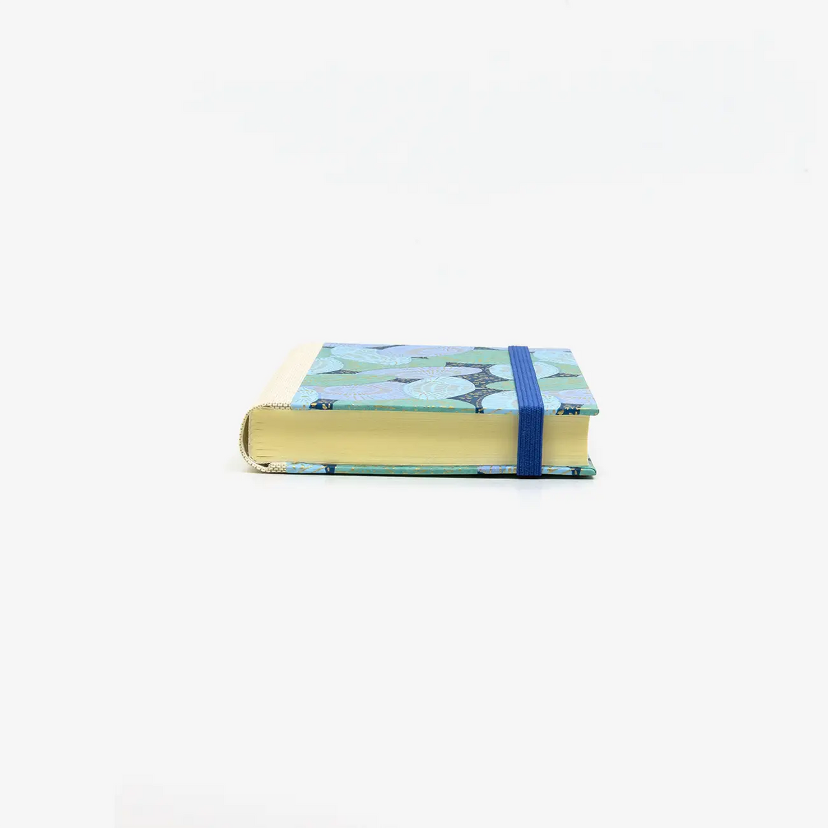 Notizbuch-blanko-9x14cm-224seiten-cover-mit-chiyogami-Motiv-Sonnenschirme-blau-liegend-vorn
