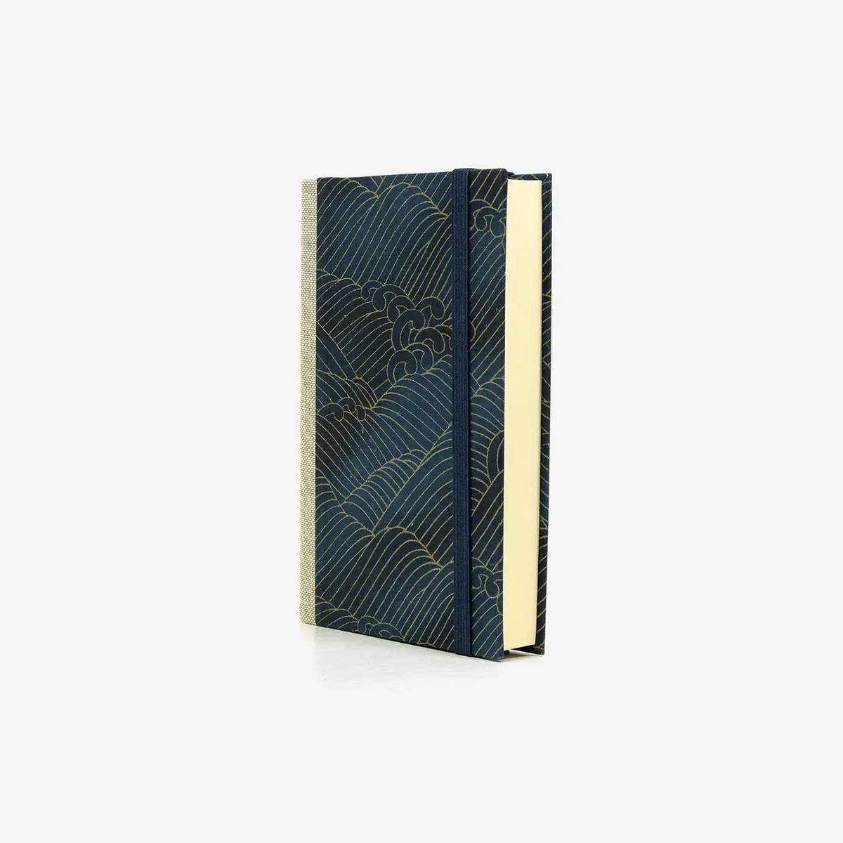 Notizbuch-blanko-9x14cm-224seiten-cover-mit-chiyogami-Motiv-Welle-gold-auf-blau-seitlich-vorn