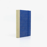 Notizbuch-blanko-9x14cm-224seiten-cover-mit-chiyogami-Motiv-same-komon-silber-auf-blau-liegend-seitlich-hinten