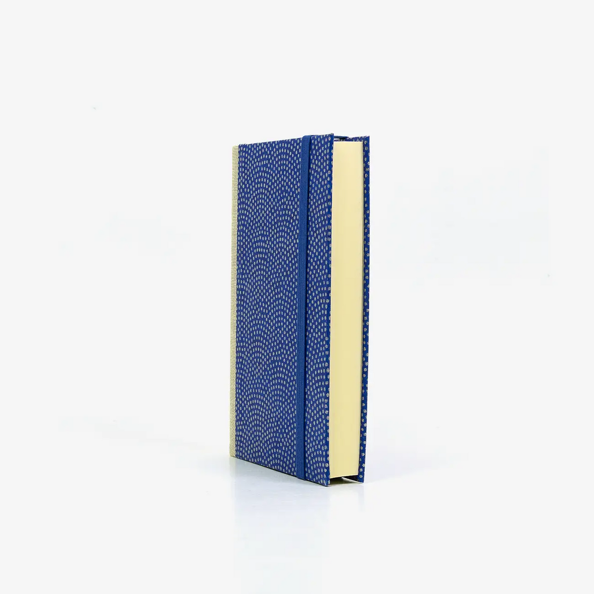 Notizbuch-blanko-9x14cm-224seiten-cover-mit-chiyogami-Motiv-same-komon-silber-auf-blau-liegend-seitlich-vorn