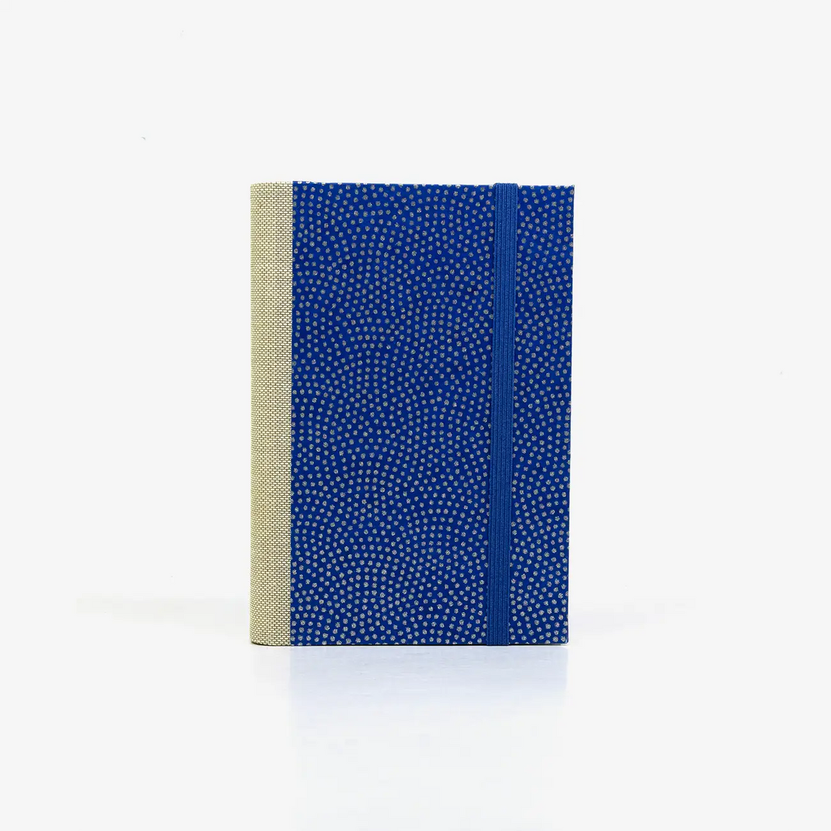 Notizbuch-blanko-9x14cm-224seiten-cover-mit-chiyogami-Motiv-same-komon-silber-auf-blau-vorn