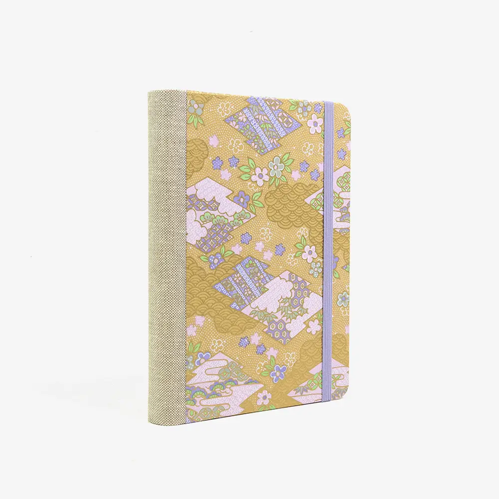 Notizbuch-liniert-12x16.5cm-244seiten-Chiyogami-Motiv-Rauten-und-Wolken-mit-Mustern-dunkelgelb-cover-seitlich-von-hinten