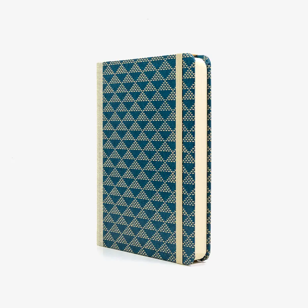 Notizbuch-liniert-12x16.5cm-244seiten-Urushi-Motiv-Dreieckecke-dotted-beige-auf-blau-cover-seitlich-von-vorn