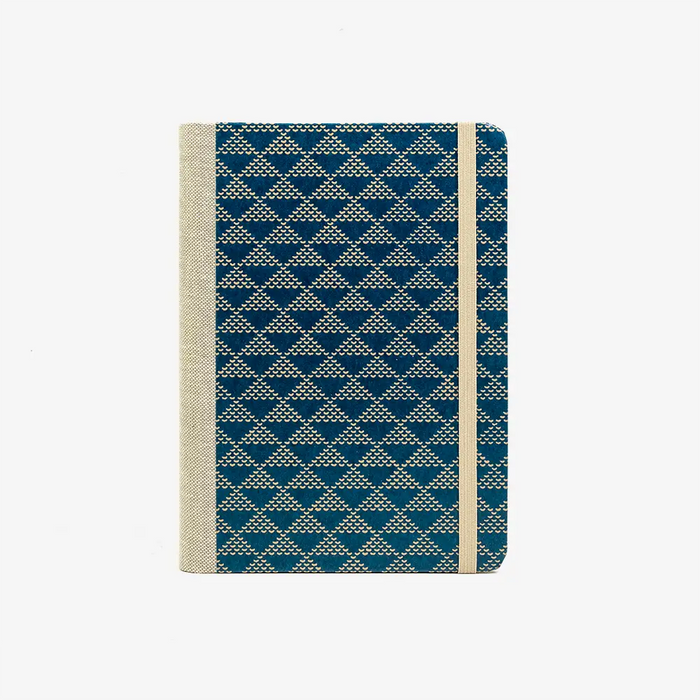 Notizbuch-liniert-12x16.5cm-244seiten-Urushi-Motiv-Dreieckecke-dotted-beige-auf-blau-cover-von-vorn