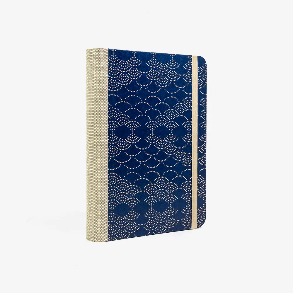 Notizbuch-liniert-12x16.5cm-244seiten-Urushi-Motiv-dotted-Muster-beige-auf-blau-cover-seitlich-von-hinten
