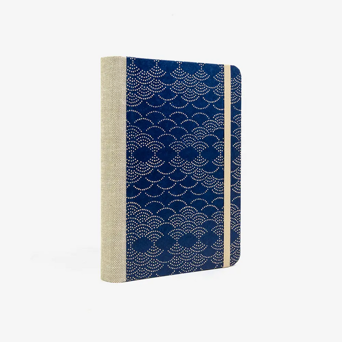 Notizbuch-liniert-12x16.5cm-244seiten-Urushi-Motiv-dotted-Muster-beige-auf-blau-cover-seitlich-von-hinten