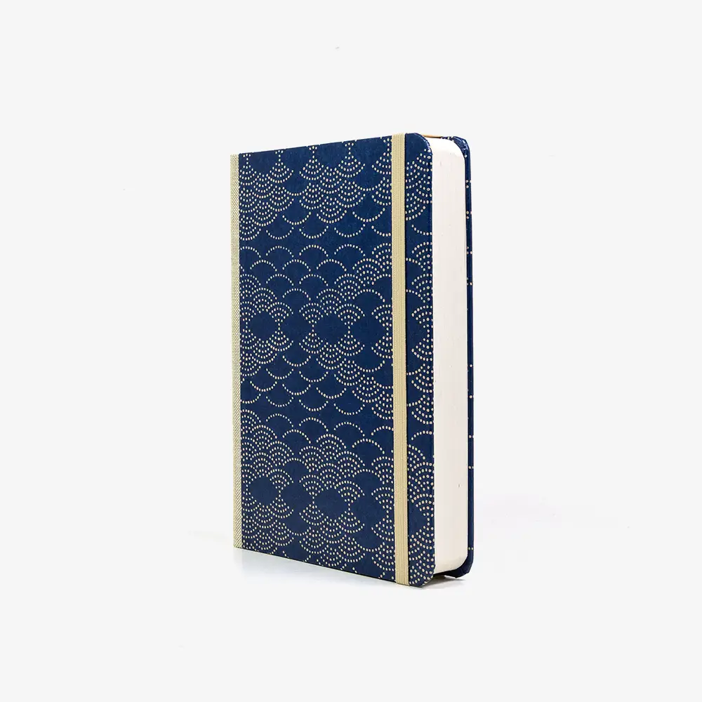 Notizbuch-liniert-12x16.5cm-244seiten-Urushi-Motiv-dotted-Muster-beige-auf-blau-cover-seitlich-von-vorn