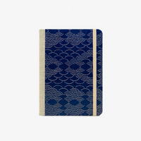 Notizbuch-liniert-12x16.5cm-244seiten-Urushi-Motiv-dotted-Muster-beige-auf-blau-cover-von-vorn