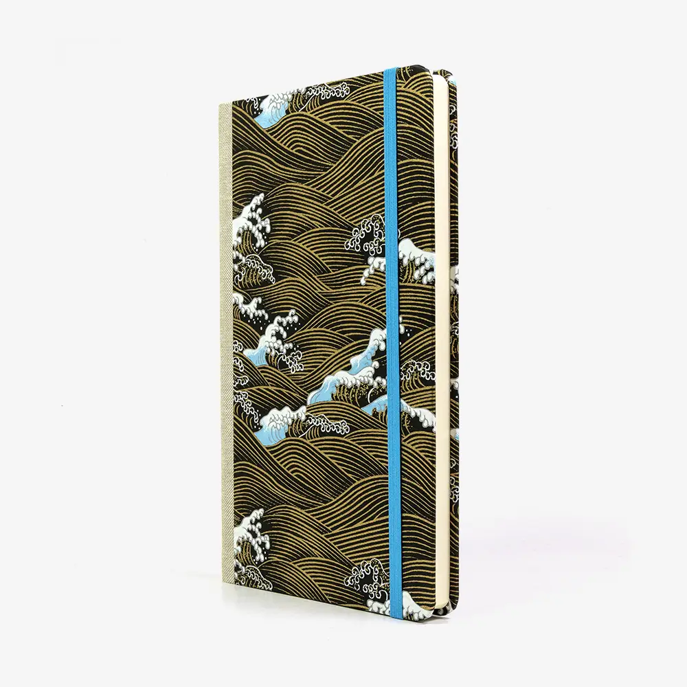 Notizbuch-liniert-13x21cm-Chiyogami-192-Seiten-Motiv-Welle-Gold-auf-schwarz-cover-seitlich-von-Vorn