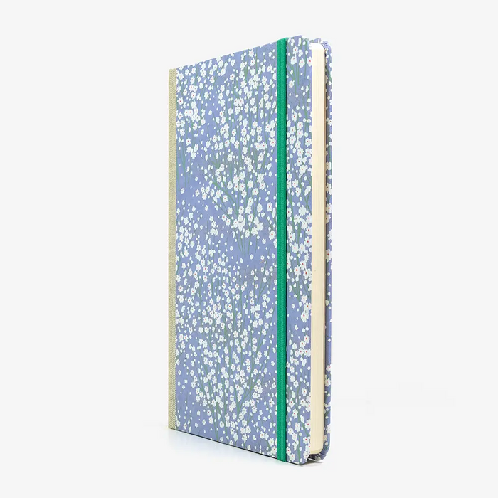 Notizbuch-liniert-13x21cm-Chiyogami-192-Seiten-Motiv-kleine-weisse-Blueten-am-Busch-flieder-cover-seitlich-von-vorn