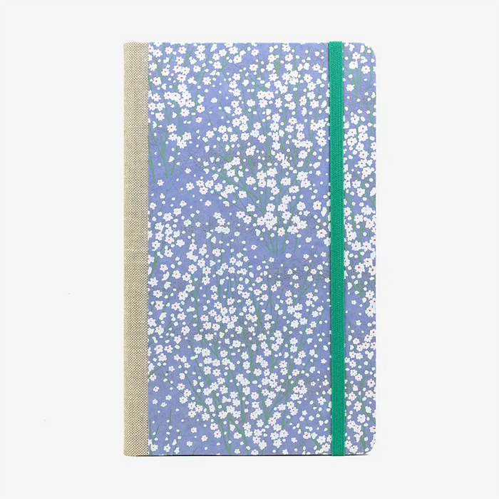 Notizbuch-liniert-13x21cm-Chiyogami-192-Seiten-Motiv-kleine-weisse-Blueten-am-Busch-flieder-cover-von-Vorn
