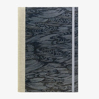 Notizbuch-liniert-17x24cm-192seiten-cover-mit-Chiyogami-Papier-Motiv-Wasser-in-Silber-und-Gold-auf-Anthrazit