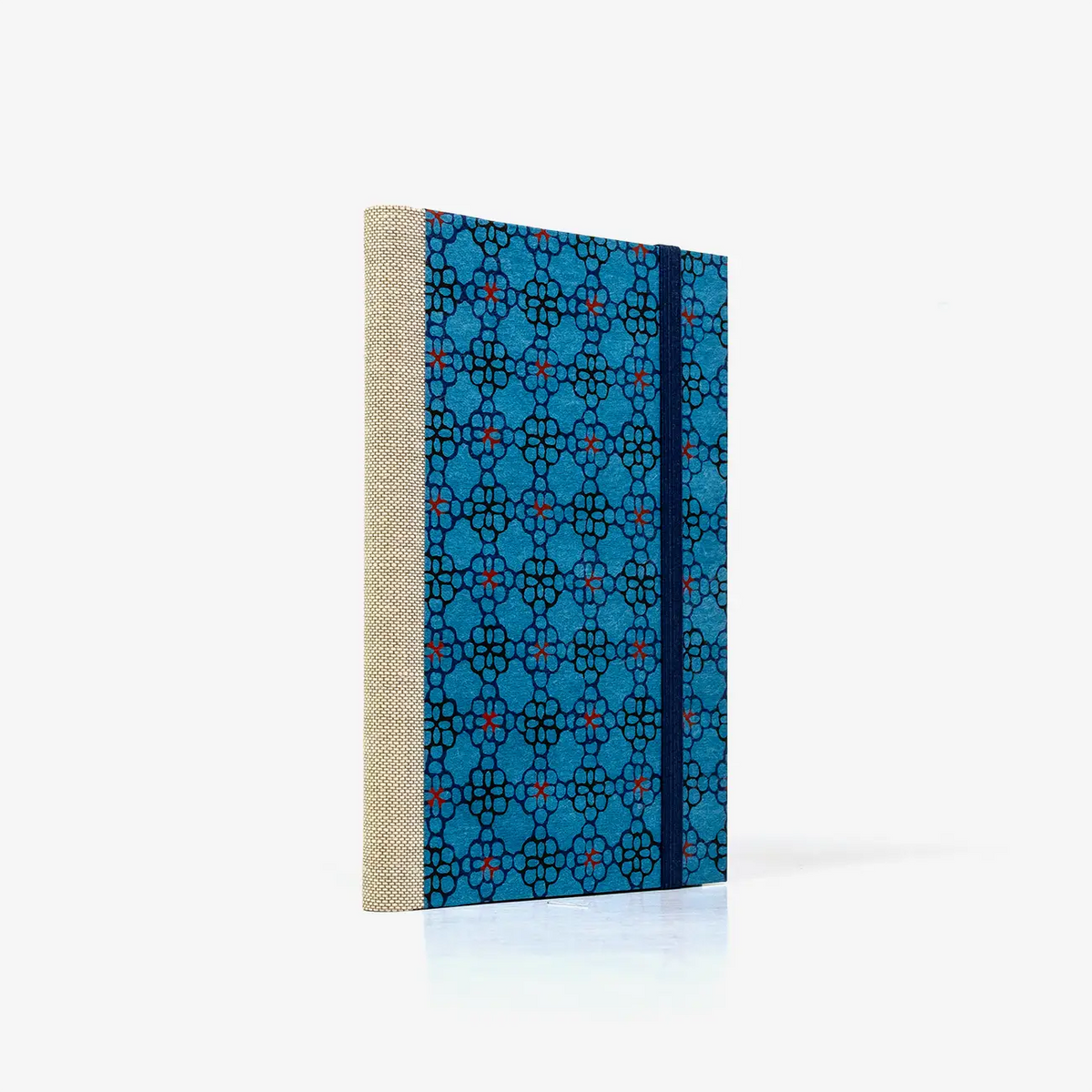 Notizbuch-liniert-A6-Blaupause-144seiten-mit-KAtazome-Shi--cover-bezogen-Motiv-Blumen-blau-rot-cover-seitlich-von-hinten
