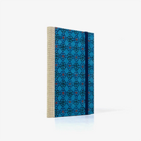 Notizbuch-liniert-A6-Blaupause-144seiten-mit-KAtazome-Shi--cover-bezogen-Motiv-Blumen-blau-rot-cover-seitlich-von-hinten