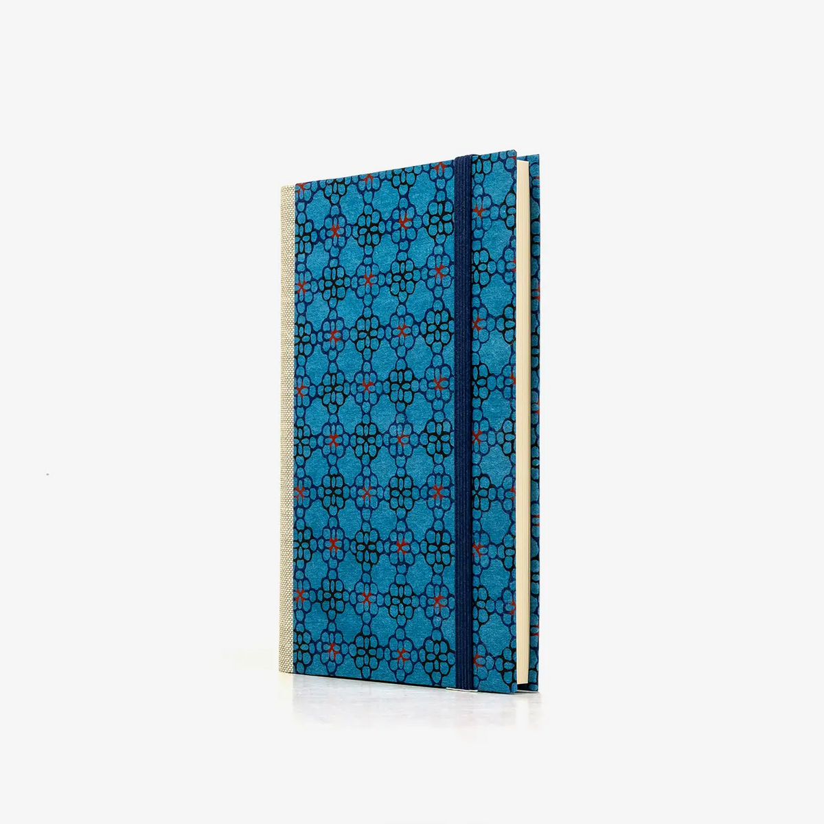 Notizbuch-liniert-A6-Blaupause-144seiten-mit-KAtazome-Shi--cover-bezogen-Motiv-Blumen-blau-rot-cover-seitlich-von-vorn