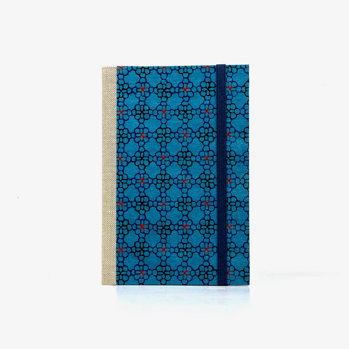 Notizbuch-liniert-A6-Blaupause-144seiten-mit-KAtazome-Shi--cover-bezogen-Motiv-Blumen-blau-rot-cover-von-vorn