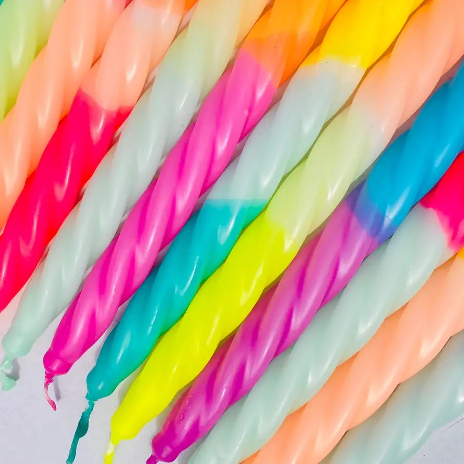 Analyzing image  Pink-Stories-Showy-Kerzen-2-Stueck-Rainbow-Studio-Kollektion-Kerzen-1