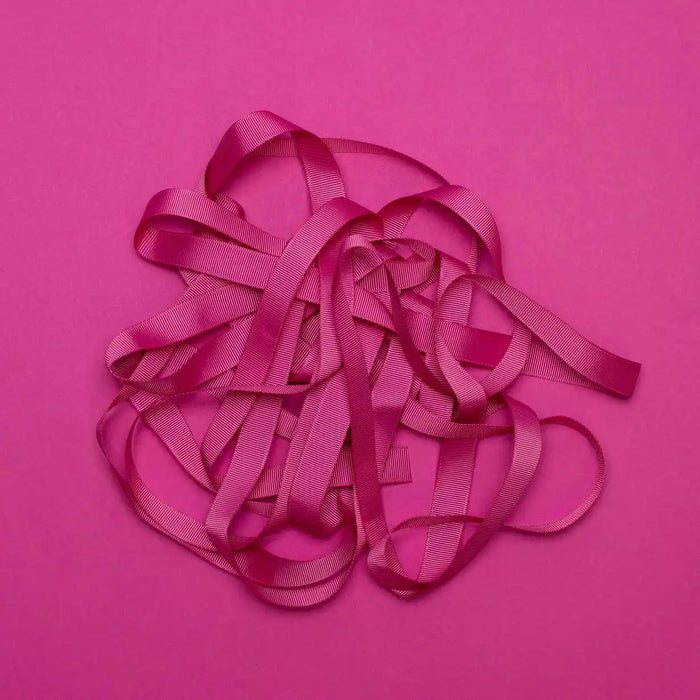 Ripsband-Breite-16mm-laenge-5m-Farbe-Himbeerpink-Ausgerollt-auf-farbigen-untergrund-Produktansicht-1