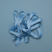 Ripsband-Breite-16mm-laenge-5m-Farbe-Mittelblau-Ausgerollt-auf-farbigen-untergrund-Produktansicht-1