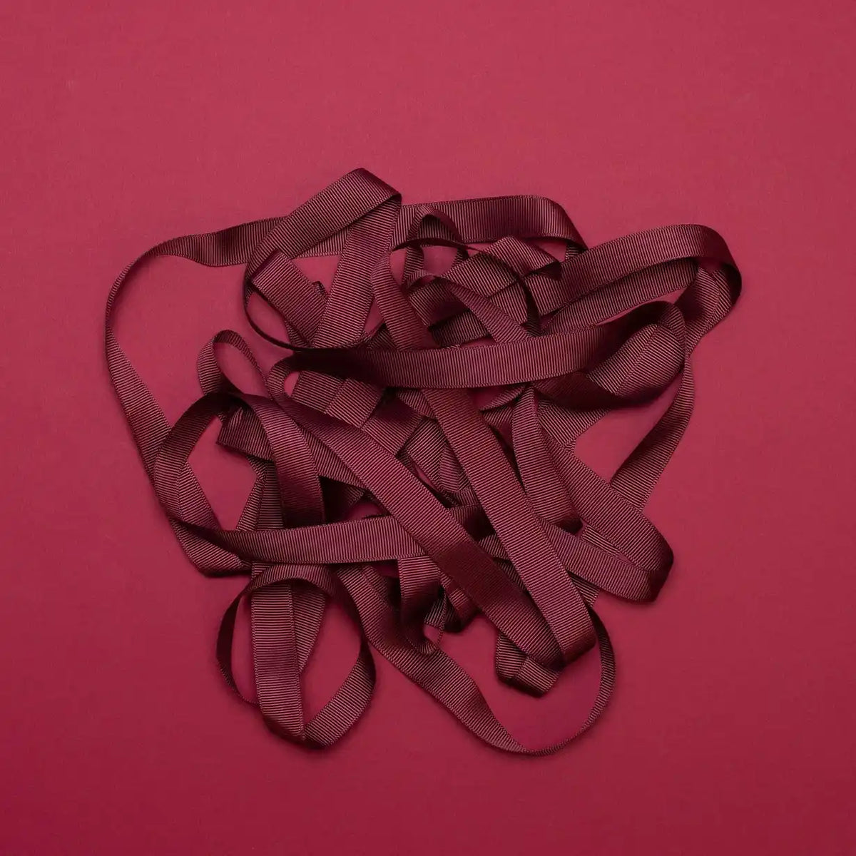 Ripsband-Breite-16mm-laenge-5m-Farbe-Weinrot-Ausgerollt-auf-farbigen-untergrund-Produktansicht-1