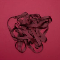 Ripsband-Breite-16mm-laenge-5m-Farbe-Weinrot-Ausgerollt-auf-farbigen-untergrund-Produktansicht-1