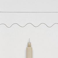 Sakura-Pigma-Micron-003-Fineliner-Schwarz-Stift-offen-mit-Stiftekappe-Produktansicht-Beispiel