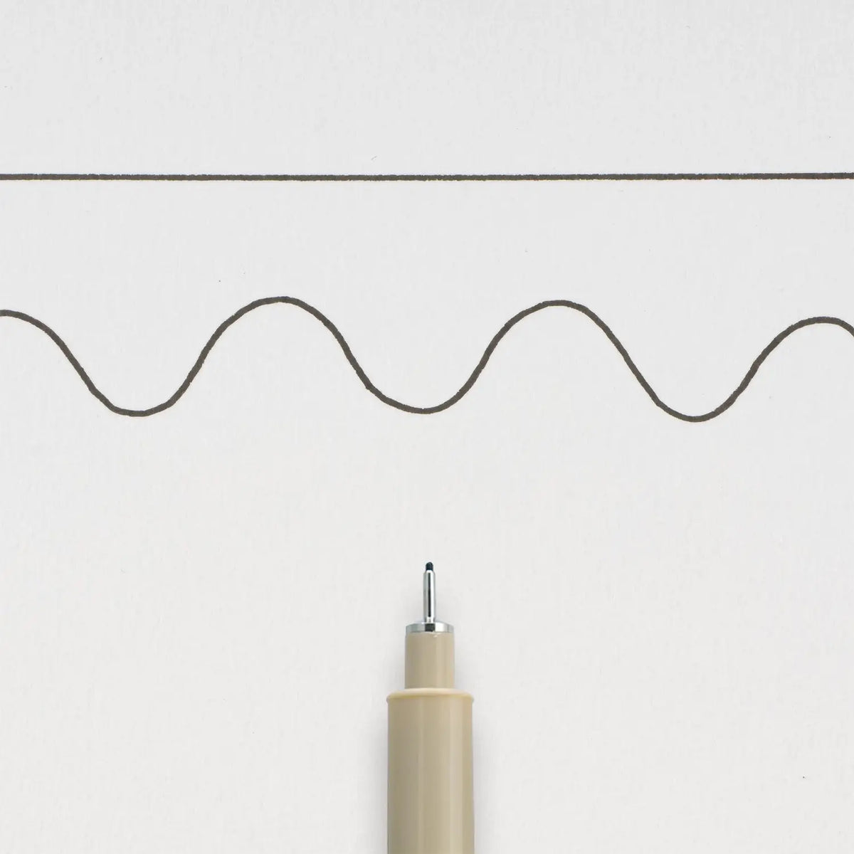 Sakura-Pigma-Micron-04-Fineliner-Schwarz-Stift-offen-Produktansicht_Stiftespitze-mit-strichzeichnung